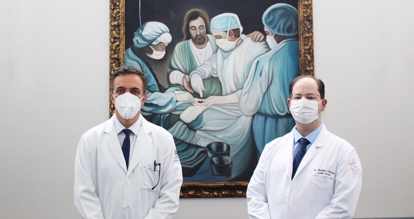 Os cirurgiões responsáveis pelo serviço, Dr. Remy Faria Alves e Dr. Maykon Brescancin de Oliveira.