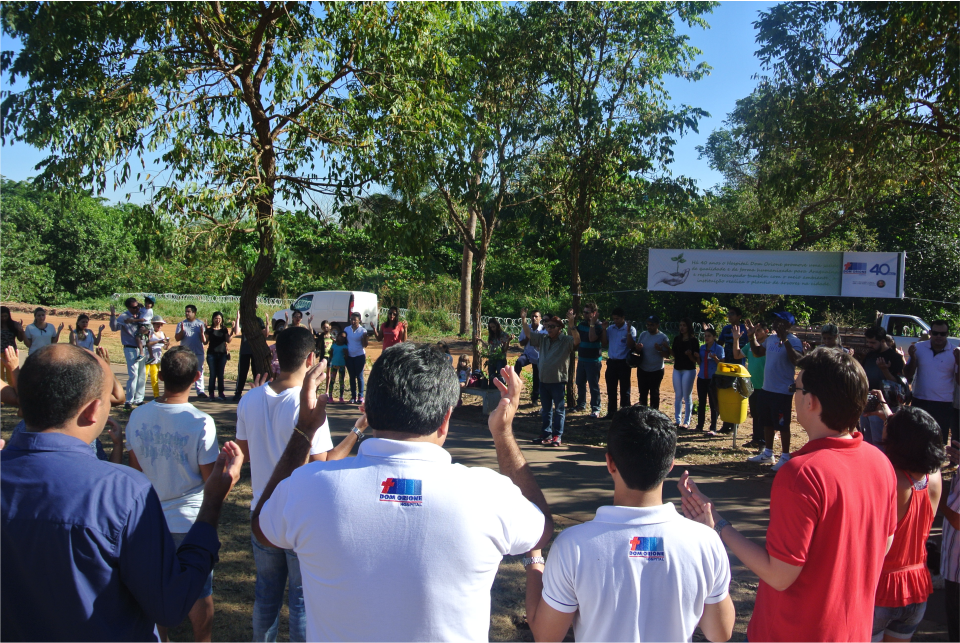 Plantio das árvores no Parque Cimba