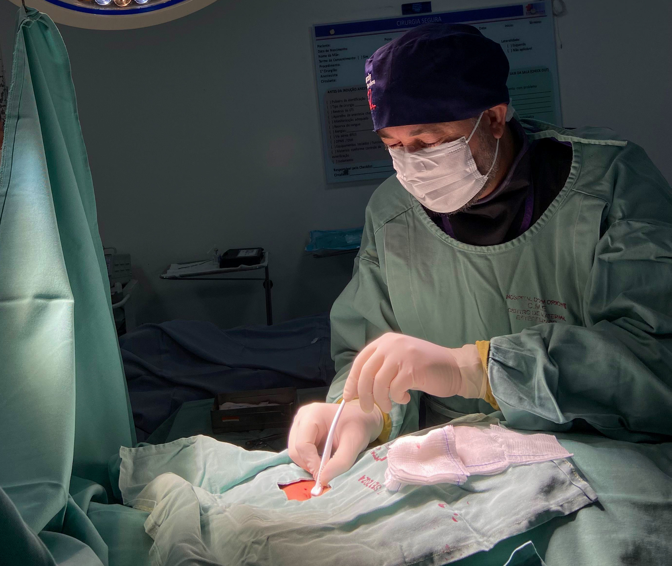 Paciente recebe monitor cardíaco de alta tecnologia no Hospital Dom Orione